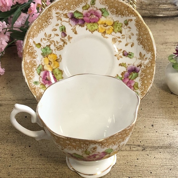 Vintage Royal Albert Crown China “Lovelace” Teacup & Saucer 1930c - Picture 7 of 8